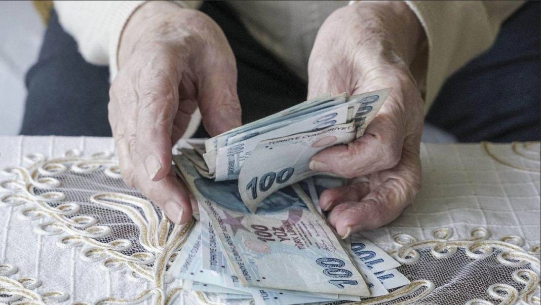 SGK Uzmanı Özgür Erdursun “Farklar yansıtılacak” diyerek açıkladı: Emekli maaşına refah payı geliyor 12